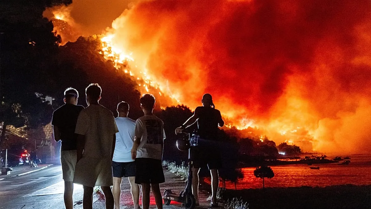 Un incendio forestal arrasa la costa de Croacia: 36 heridos, 14 hospitalizados y miles de evacuados en Omiš
